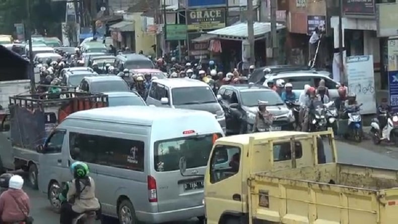 H-1 Lebaran, Jalur Padalarang KBB Macet Dipadati Pemudik Sepeda Motor