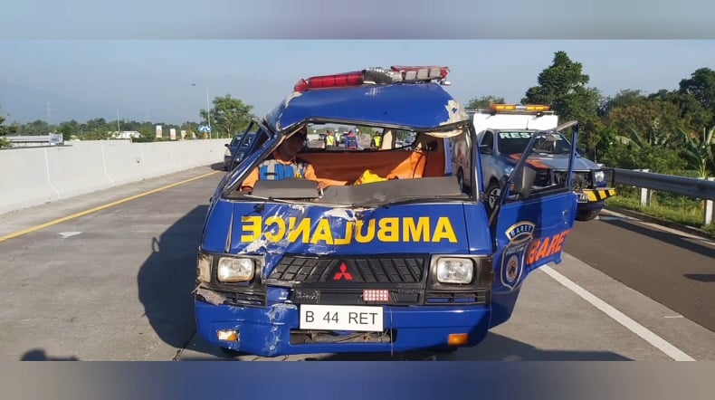 Kecelakaan Ambulans Vs SUV di Tol Paspro Probolinggo, Jenazah Terpental ke Jalan