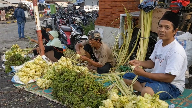 Jelang Lebaran 2023, Pedagang Ketupat Musiman Menjamur di Cirebon