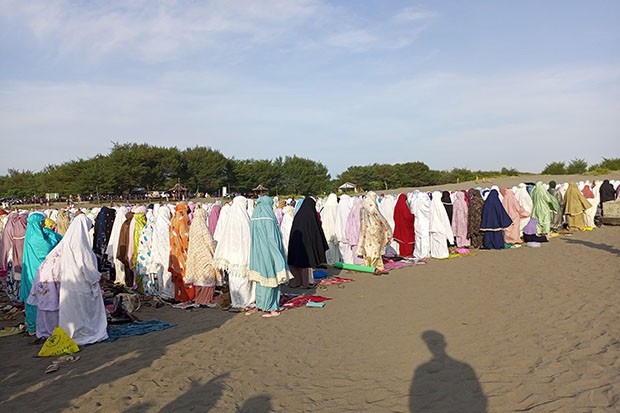 Ribuan Orang Ikuti Sholat Id di Gumuk Pasir Parangkusumo, Jadi Obat Rindu Para Pemudik