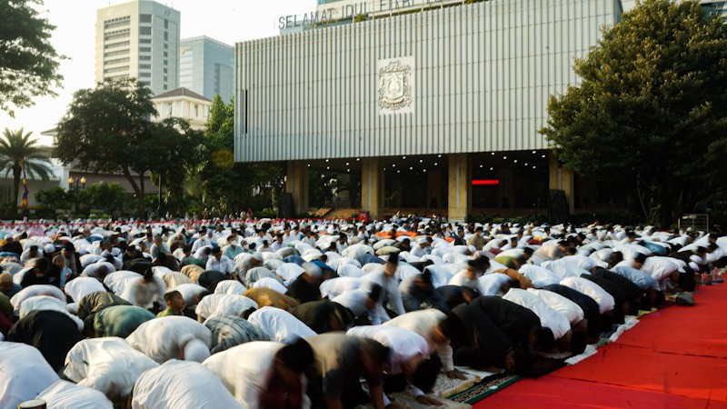 2.000 Umat Muslim Sholat Idul Fitri 1444 H di Balai Kota Jakarta - Bagian 1