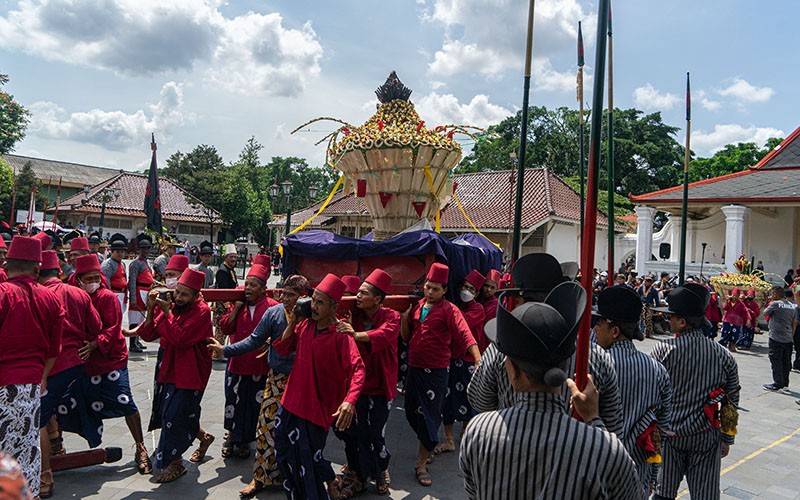 Ribuan Warga Berebut Gunungan Grebeg Syawal 1444 H Keraton Yogyakarta - Bagian 2