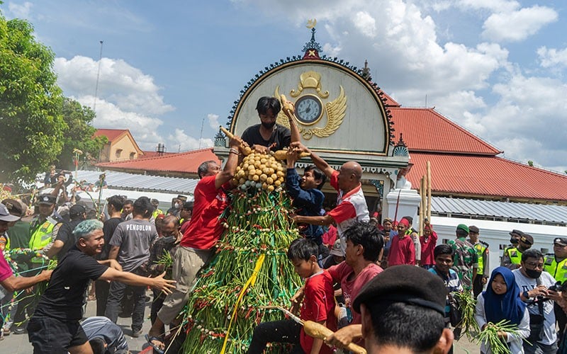 Ribuan Warga Berebut Gunungan Grebeg Syawal 1444 H Keraton Yogyakarta - Bagian 1