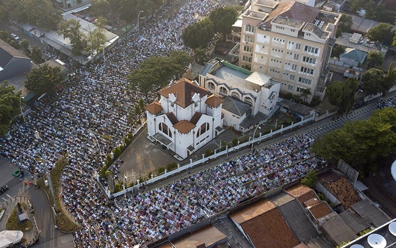 Umat Muslim Membeludak Sholat Id di Samping Gereja Jatinegara - Bagian 3