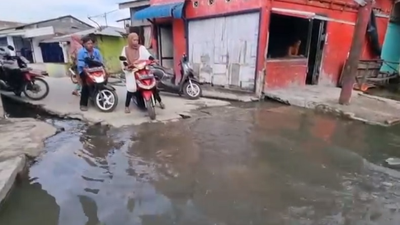 Warga Medan Belawan Rayakan Lebaran di Tengah Banjir Rob, Air Setinggi Lutut Orang Dewasa