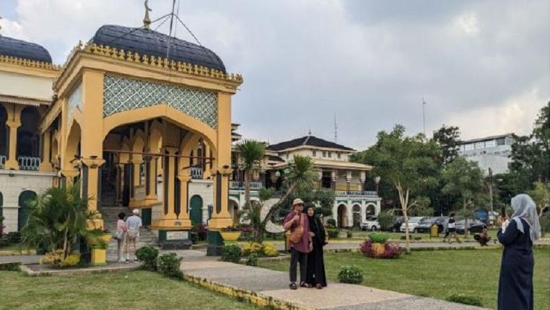 Usai Sholat Idul Fitri 1444 H, Istana Maimun di Medan Ramai Dikunjungi Wisatawan