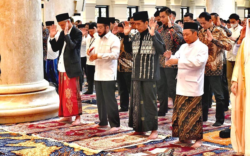 Jokowi-Ganjar Sholat Id di Masjid Raya Sheikh Zayed - Bagian 4