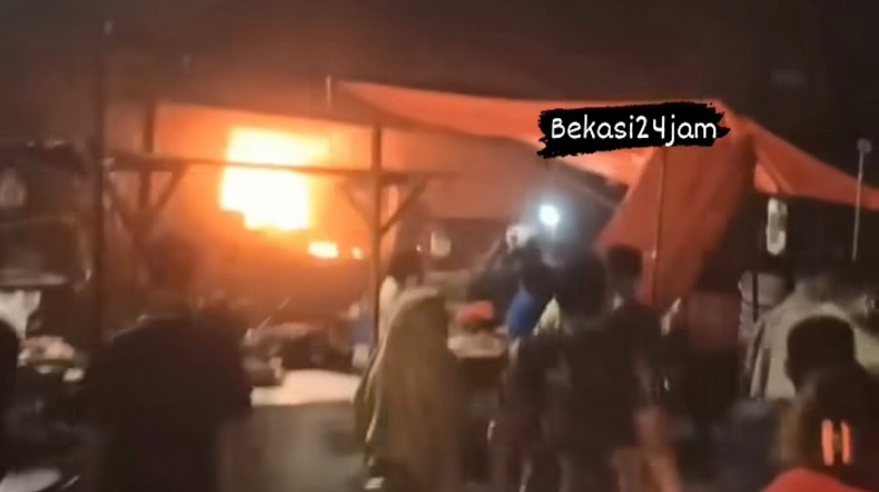 Kebakaran Pasar Pondok Gede saat Malam Takbiran, 2 Ruko Hangus Kebakaran Pasar Pondok Gede saat Malam Takbiran, 2 Ruko Hangus