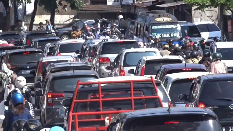 Tradisi Mudik Lokal dan Ziarah ke Makam, Kota Bandung Macet Parah saat Lebaran 2023