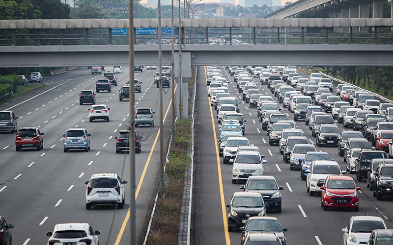 Lalu Lintas Ruas Tol Jagorawi Macet Panjang saat Libur Lebaran - Bagian 3