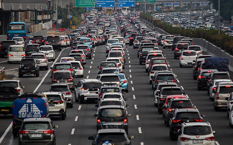 Lalu Lintas Ruas Tol Jagorawi Macet Panjang saat Libur Lebaran - Bagian 1