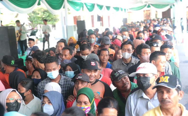 Membeludak, Ribuan Warga Hadiri Open House Gubernur Khofifah di Grahadi