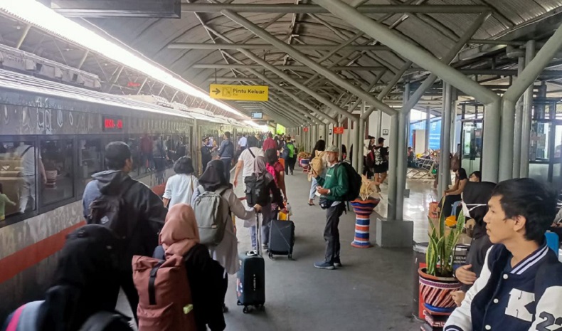 Mulai Turun, Jumlah Penumpang Kereta di Daop 8 Surabaya 16.735 Orang saat Lebaran
