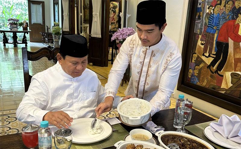 Prabowo Dijamu Makan Siang di Rumah Jokowi, Kaesang Layani Ambilkan Nasi Prabowo Dijamu Makan Siang di Rumah Jokowi, Kaesang Layani Ambilkan Nasi