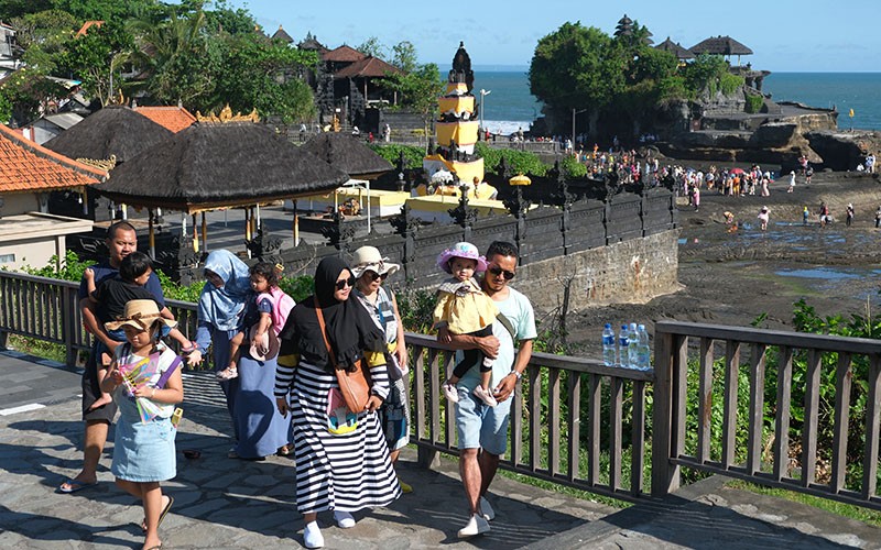 Suasana Liburan Idul Fitri 1444 H di Tanah Lot Bali - Bagian 2