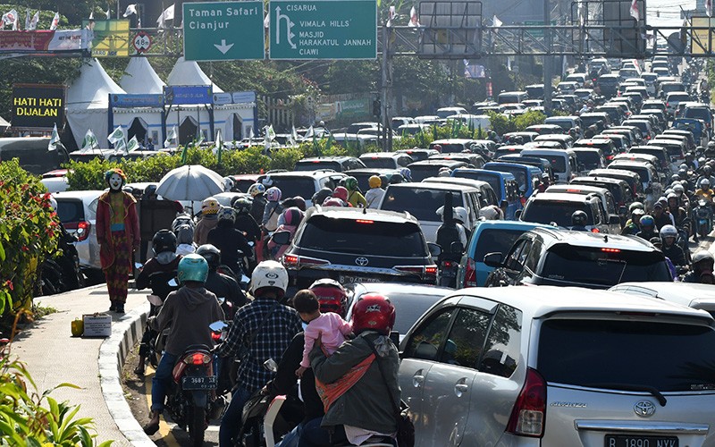 25.000 Kendaraan Masuk Puncak Bogor, Lalu Lintas Tidak Gerak - Bagian 1