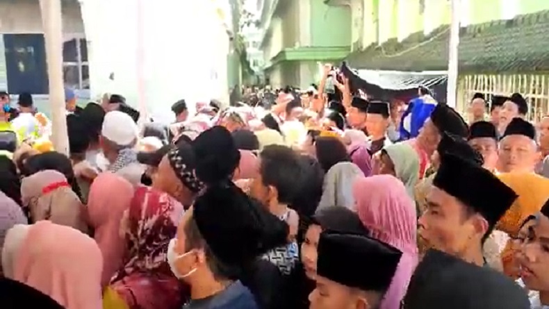 Antusiasnya Warga Lombok Ingin Bersalaman dengan TGB Zainul Majdi 