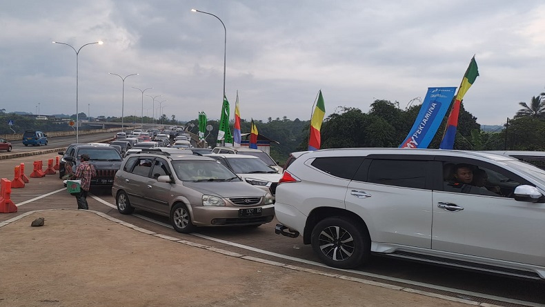 Wisatawan Padati Sukabumi, Antrean Kendaraan dari Parungkuda hingga Cibadak 