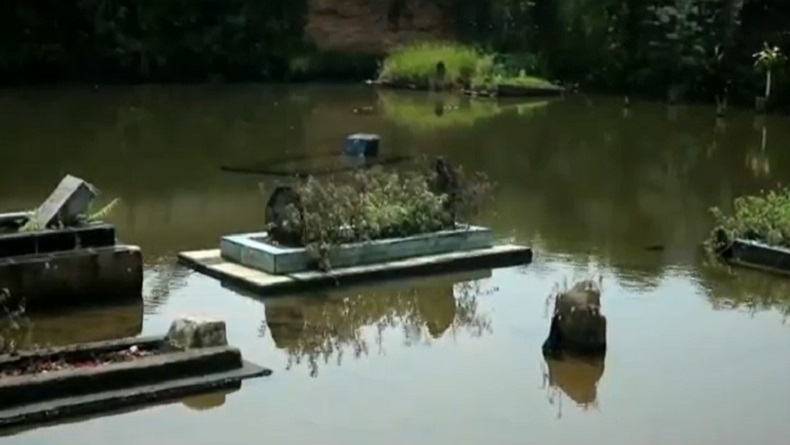 title Makam Terendam Banjir, Warga Sulit Ziarah Kubur saat Lebaran Makam Terendam Banjir, Warga Sulit Ziarah Kubur saat Lebaran