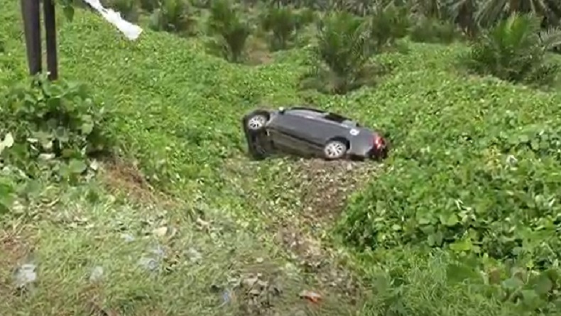 Mobil Pemudik Terjun ke Parit Sedalam 3 Meter di Jalinsum Labusel, Penumpang Selamat