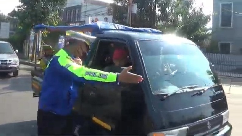 Mobil Pikap Berpenumpang Marak di Purwakarta, Sopir Langsung Kena Tegur Polisi  