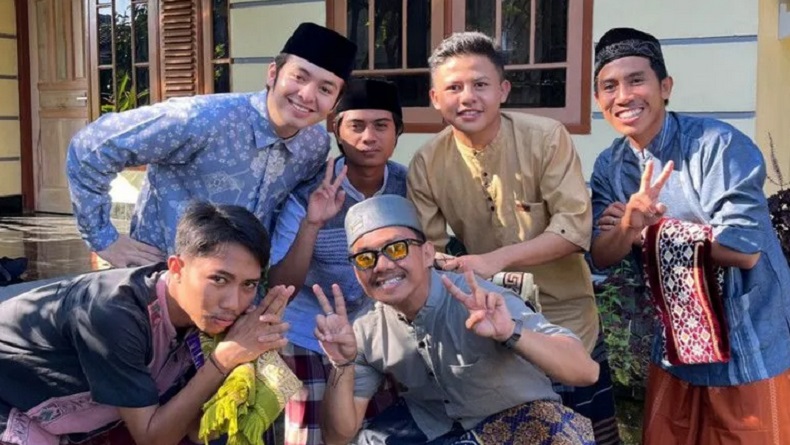 Potret Artis Angga Yunanda Hebohkan Warga Lombok Barat saat Mudik Lebaran