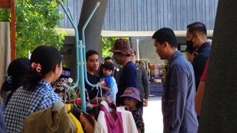 Gemasnya Jan Ethes Beli Topi Khas Labuan Bajo Kembaran dengan Presiden Jokowi 