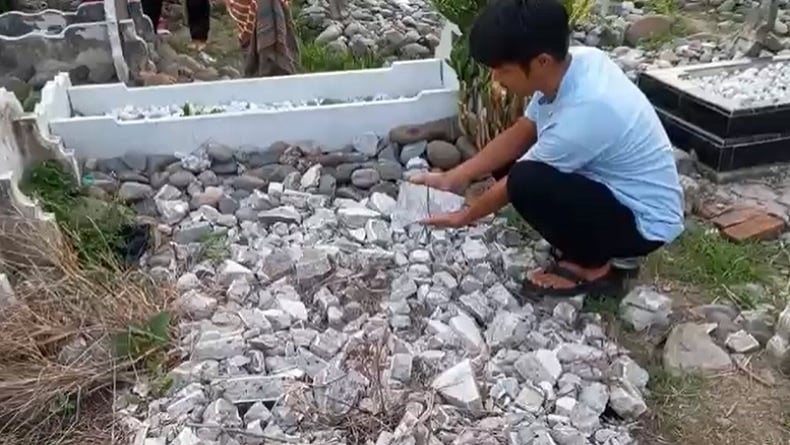 Pilu, Puluhan Makam Dirusak OTK, Peziarah Kaget Lihat Kuburan Keluarga Hancur