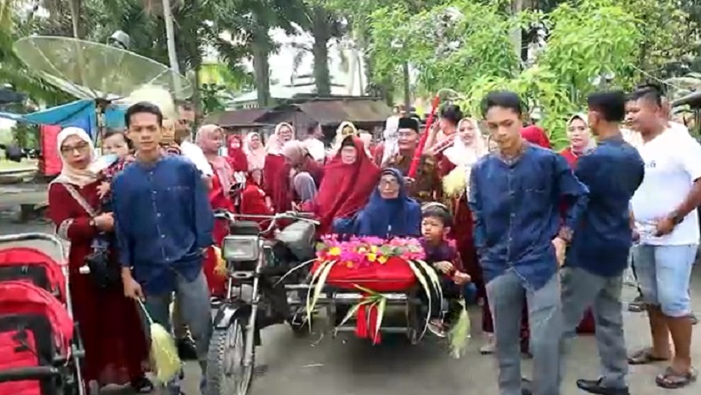 Tradisi Unik Kakek-Nenek 88 Cucu di Batubara, Diarak Keliling Desa saat Lebaran