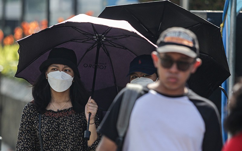 Potret Warga Jakarta Hadapi Cuaca Panas Hari Ini - Bagian 2