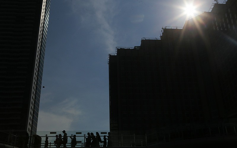 Potret Warga Jakarta Hadapi Cuaca Panas Hari Ini - Bagian 3
