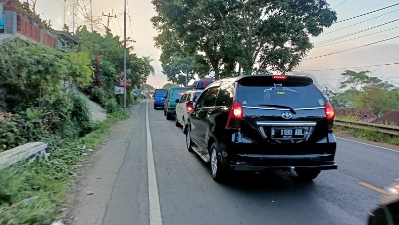 Kendaraan Padat Merayap di Lingkar Gentong Tasikmalaya, Antrean ke Arah Jateng