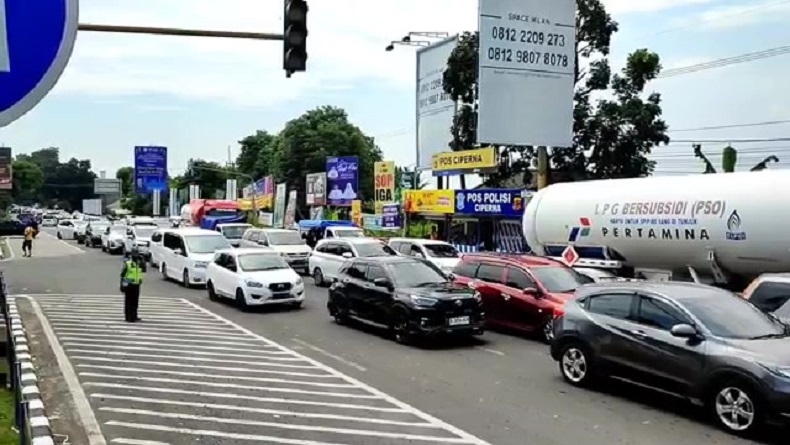 Jalur Cirebon-Kuningan Macet 4 Km, Kendaraan Dipacu dengan Kecepatan Rendah 