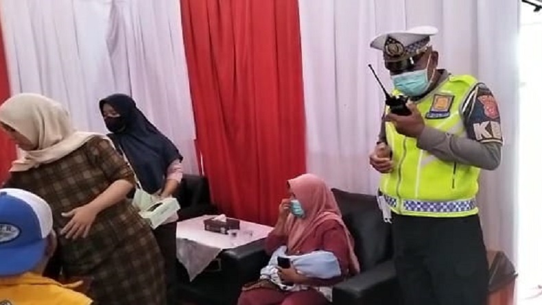 Terjebak Macet, Ibu Hamil Melahirkan Darurat di Posko Mudik Polres Sukabumi