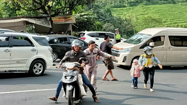 title Kemacetan di Tanjakan Ekstrem Gentong Tasikmalaya, Banyak Mobil Tak Kuat Melaju Kemacetan di Tanjakan Ekstrem Gentong Tasikmalaya, Banyak Mobil Tak Kuat Melaju