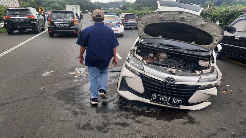 Kecelakaan Di Tol Cipularang Hari Ini, Avanza Oleng Tabrak Pembatas, 4 ...