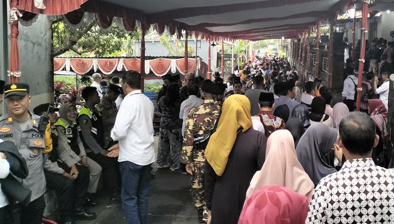 title Ribuan Orang dari Aceh hingga Papua Antusias Ikuti Open House Ganjar di Tawangmangu Ribuan Orang dari Aceh hingga Papua Antusias Ikuti Open House Ganjar di Tawangmangu