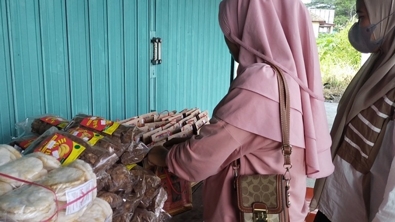 Mulai Tinggalkan Pulau Sumatera, Pemudik Berburu Makanan Khas Lampung untuk Oleh-Oleh