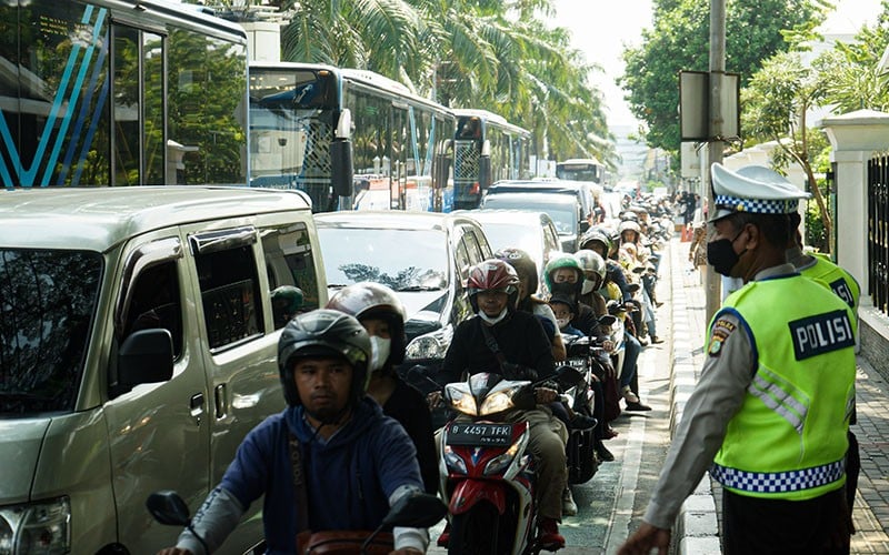 Pengunjung Ragunan Membeludak, Pintu Masuk Macet Parah - Bagian 2