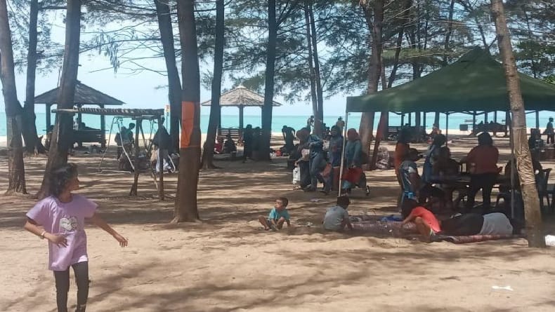 Libur Lebaran, Ratusan Wisatawan Padati Pantai Tikus Emas Bangka