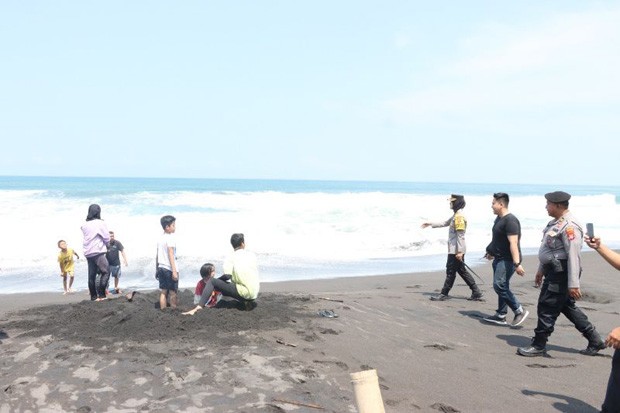 title Antisipasi Kecelakaan Laut, Wisatawan Diminta Tak Mandi di Pantai Trisik hingga Congot Antisipasi Kecelakaan Laut, Wisatawan Diminta Tak Mandi di Pantai Trisik hingga Congot