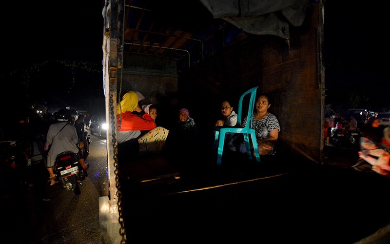 Gempa Mentawai, Warga Padang Berhamburan Mengungsi ke Tempat Aman - Bagian 4