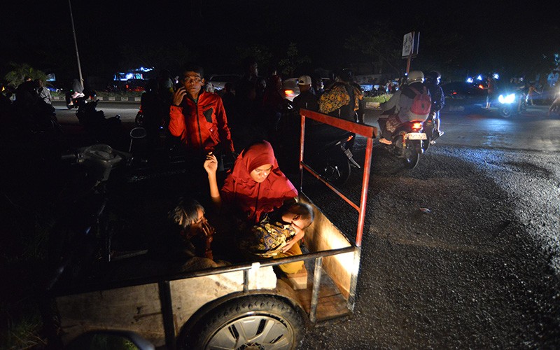 Gempa Mentawai, Warga Padang Berhamburan Mengungsi ke Tempat Aman - Bagian 2