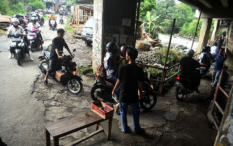 Pengendara Serbu Jalur Alternatif Menuju Kawasan Puncak Bogor - Bagian 1