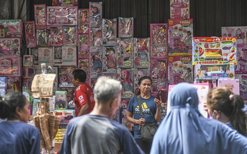 Anak-anak Berburu Mainan di Pasar Asemka usai Dapat THR Lebaran - Bagian 2