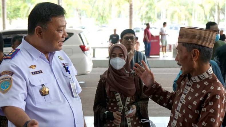 title Ratusan Pemilir Padati Bandar Udara Djalaludin Gorontalo Ratusan Pemilir Padati Bandar Udara Djalaludin Gorontalo
