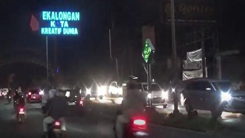Jalur Pantura Pekalongan Malam Ini Padat, Terjadi Penumpukan Arus Kendaraan