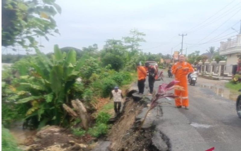 Jalan Penghubung OKU Timur-OKU Selatan Ambles Hampir Putus 