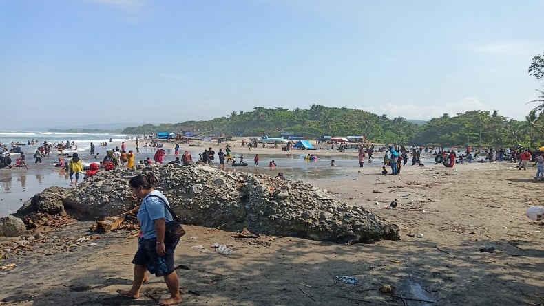 title Pantai Manalusu Garut Diserbu Pengunjung, Polda Jabar Siagakan Personel Pantai Manalusu Garut Diserbu Pengunjung, Polda Jabar Siagakan Personel