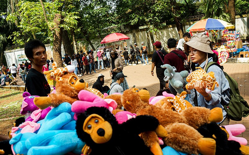 Pedagang Boneka di Ragunan Raup Cuan, Omzet Sehari Rp6 Juta - Bagian 2